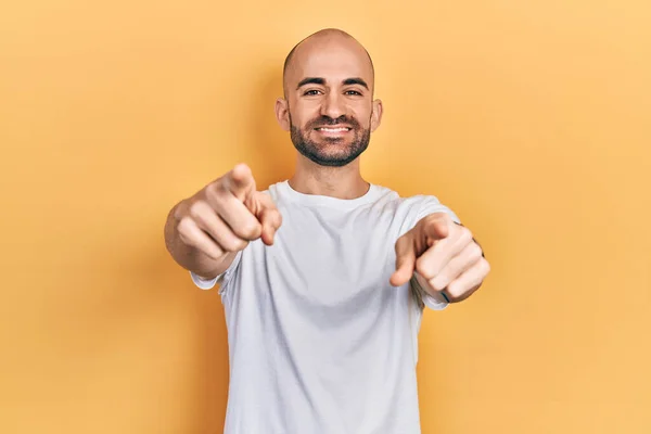 Jovem Careca Vestindo Camisa Branca Casual Apontando Para Você Câmera — Fotografia de Stock