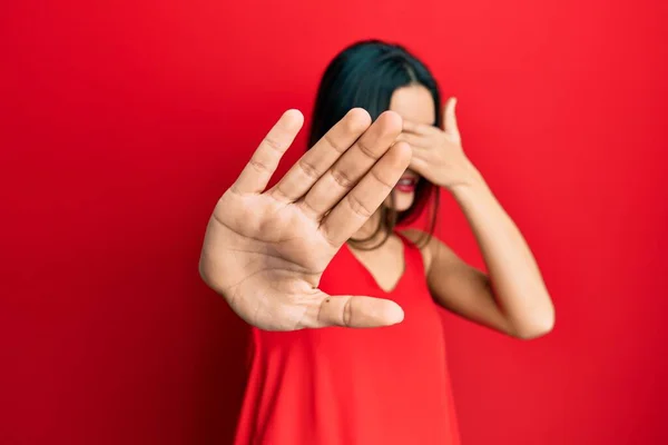 Ung Latinamerikansk Flicka Klädd Avslappnad Stil Med Ärmlös Skjorta Som — Stockfoto