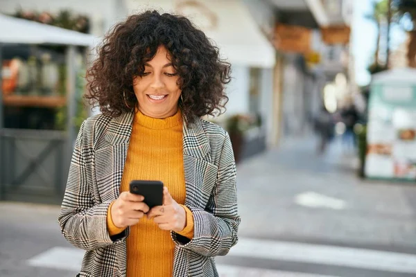 Jovem Empresária Hispânica Sorrindo Feliz Usando Smartphone Cidade — Fotografia de Stock