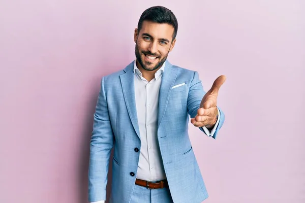 Молодий Іспаномовний Бізнесмен Діловому Піджаку Посміхається Доброзичливо Пропонуючи Рукостискання Привітання — стокове фото