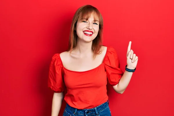 Kızıl Saçlı Kırmızı Tişörtlü Yüzünde Kocaman Bir Gülümseme Olan Genç — Stok fotoğraf