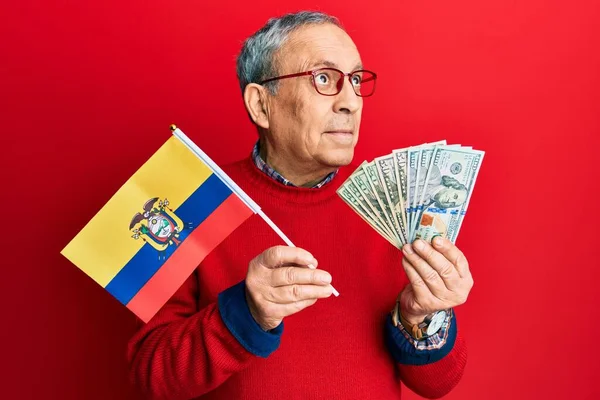 Hombre Mayor Guapo Con Pelo Gris Sosteniendo Bandera Ecuador Dólares —  Fotos de Stock