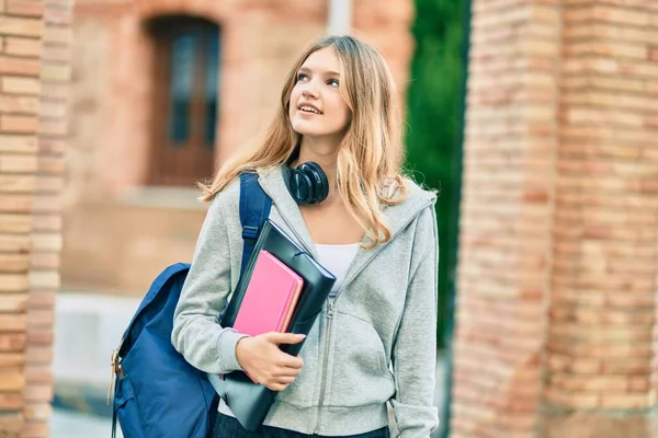 Hermosa Estudiante Caucásica Adolescente Sonriendo Feliz Usando Auriculares Ciudad —  Fotos de Stock