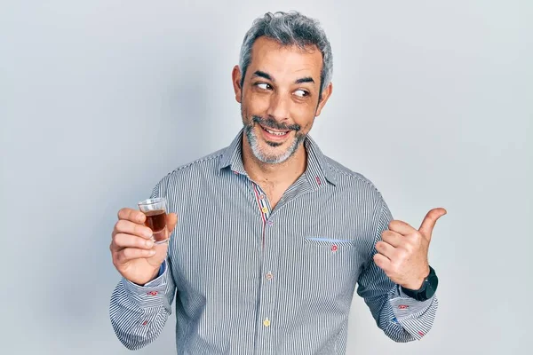 Jóképű Középkorú Férfi Ősz Hajjal Whiskey Iszik Hüvelykujjával Felfelé Mutat — Stock Fotó