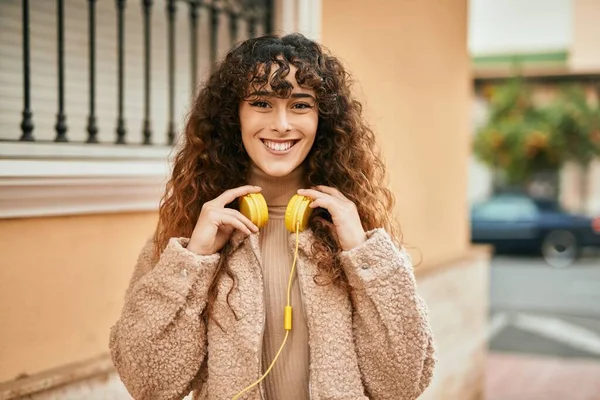 Mladá Hispánka Šťastně Usmívá Pomocí Sluchátek Městě — Stock fotografie