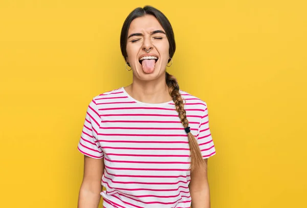 Günlük Kıyafetler Giyen Genç Spanyol Kadın Komik Bir Ifadeyle Dilini — Stok fotoğraf
