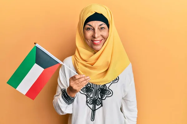 Middle Age Hispanic Woman Wearing Hijab Holding Kuwait Flag Looking — Stock Photo, Image