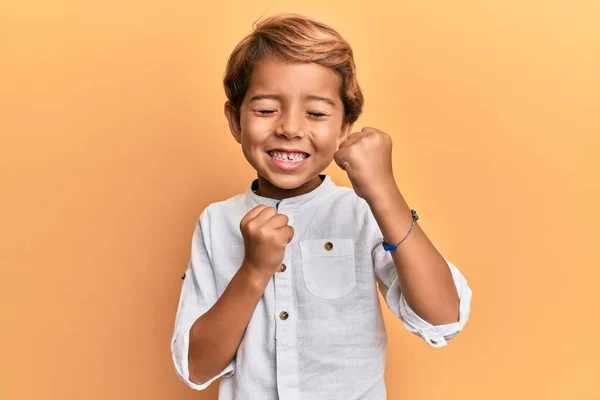 Adorabile Bambino Latino Con Indosso Abiti Casual Che Celebrano Sorpreso — Foto Stock