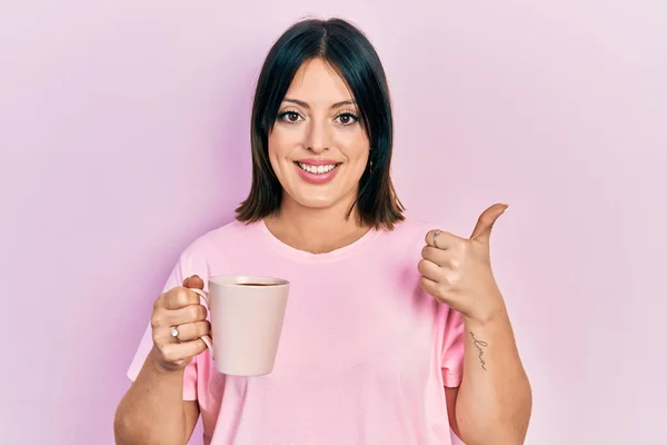 Ung Latinamerikansk Kvinna Dricker Kopp Kaffe Leende Glad Och Positiv — Stockfoto