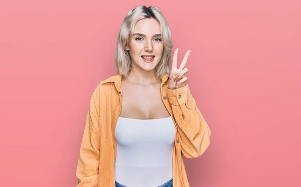 Ung Blondine Pige Iført Afslappet Tøj Smilende Med Glad Ansigt - Stock-foto