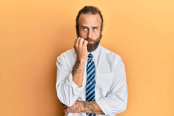 Hombre Guapo Con Barba Pelo Largo Usando Ropa Negocios Que —  Fotos de Stock