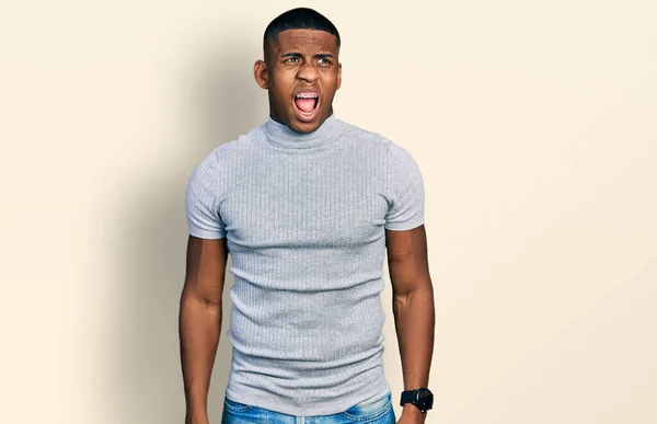 Jeune Homme Noir Portant Shirt Décontracté Colère Fou Hurlant Frustré — Photo