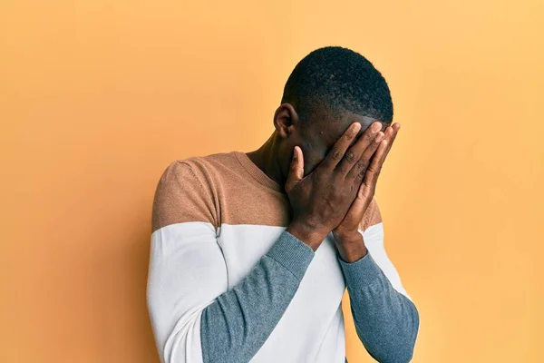 Jonge Afro Amerikaanse Man Draagt Casual Kleding Met Droevige Uitdrukking — Stockfoto