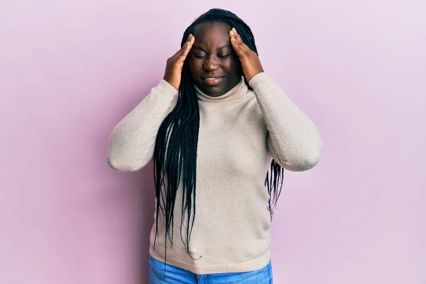 Jeune Femme Noire Avec Des Tresses Portant Pull Hiver Décontracté — Photo