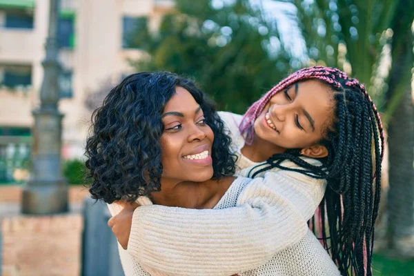 Mooie Afrikaanse Amerikaanse Moeder Geven Dochter Piggyback Rijden Glimlachen Gelukkig — Stockfoto