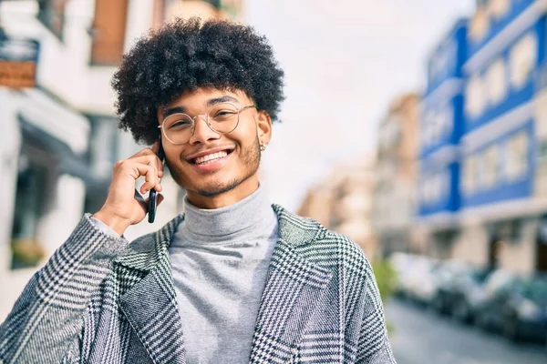 Jonge Afrikaanse Amerikaanse Zakenman Glimlachend Gelukkig Praten Smartphone Stad — Stockfoto
