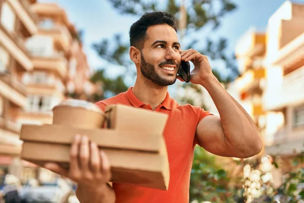 Jovem Hispânico Falando Smartphone Segurando Tirar Comida Cidade — Fotografia de Stock