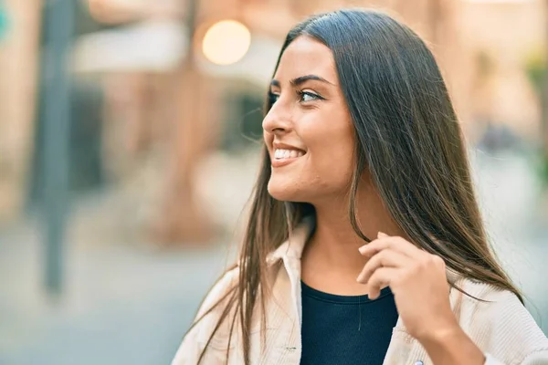 Joven Chica Hispana Sonriendo Feliz Pie Ciudad — Foto de Stock