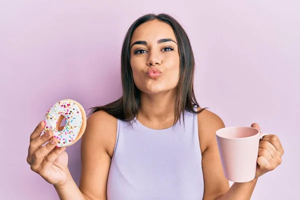 Jovem Morena Comendo Donut Bebendo Café Olhando Para Câmera Soprando — Fotografia de Stock