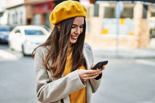 Jeune Fille Hispanique Souriant Heureux Utilisant Smartphone Ville — Photo