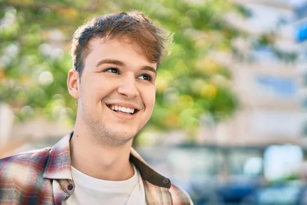 Jonge Kaukasische Man Glimlachend Blij Staand Stad — Stockfoto