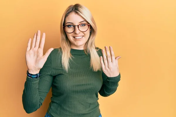 Young Caucasian Woman Wearing Casual Clothes Glasses Showing Pointing Fingers — Stock Photo, Image