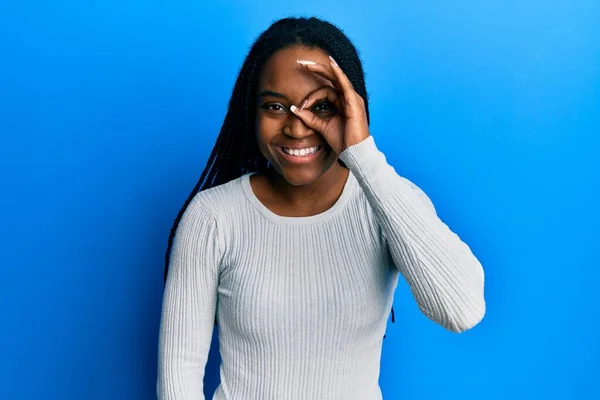 Femme Afro Américaine Aux Cheveux Tressés Portant Pull Blanc Décontracté — Photo