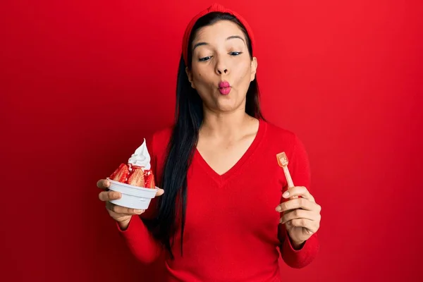 Jovem Mulher Latina Segurando Sorvete Fazendo Cara Peixe Com Boca — Fotografia de Stock