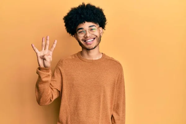 年轻的非洲裔美国人 留着一头黑发 穿着休闲地冬季毛衣 手指头指向四号 面带微笑 自信而快乐 — 图库照片