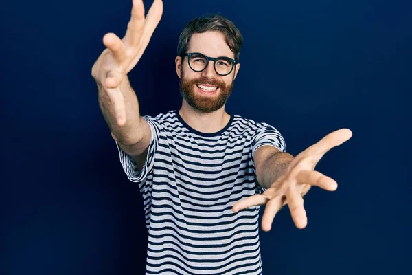 Homem Caucasiano Com Barba Vestindo Camiseta Listrada Óculos Olhando Para — Fotografia de Stock