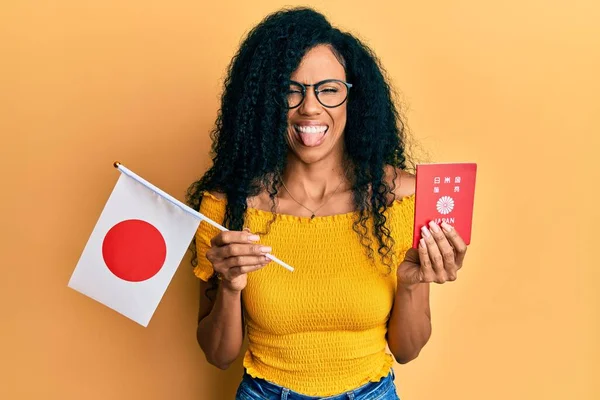 Střední Věk Africká Americká Žena Drží Japonskou Vlajku Pas Trčet — Stock fotografie