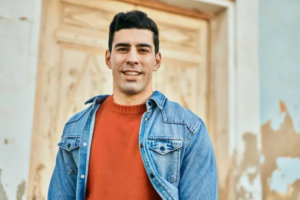 Young Hispanic Man Smiling Happy Standing City — Stock Photo, Image