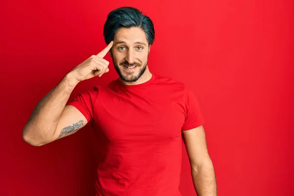 Νεαρός Ισπανός Που Φοράει Κόκκινο Μπλουζάκι Χαμογελώντας Δείχνοντας Κεφάλι Ένα — Φωτογραφία Αρχείου