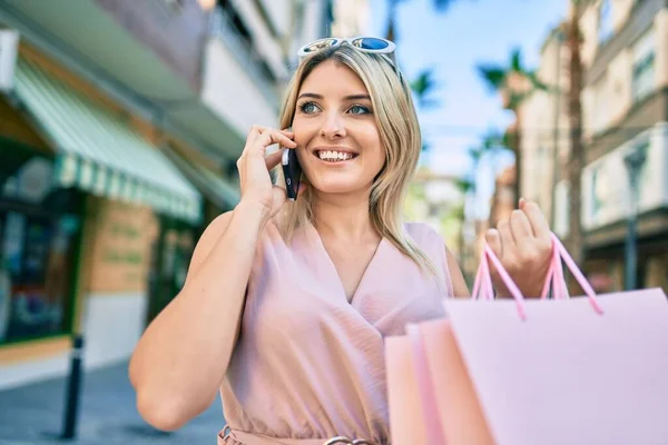 Junge Blonde Frau Lächelt Fröhlich Und Spricht Mit Dem Smartphone — Stockfoto