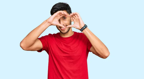 Junger Gutaussehender Mann Lässigem Rotem Shirt Mit Herzform Und Lächelnden — Stockfoto