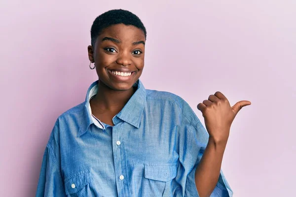 Jong Afrikaans Amerikaans Vrouw Dragen Casual Kleding Glimlachen Met Gelukkig — Stockfoto