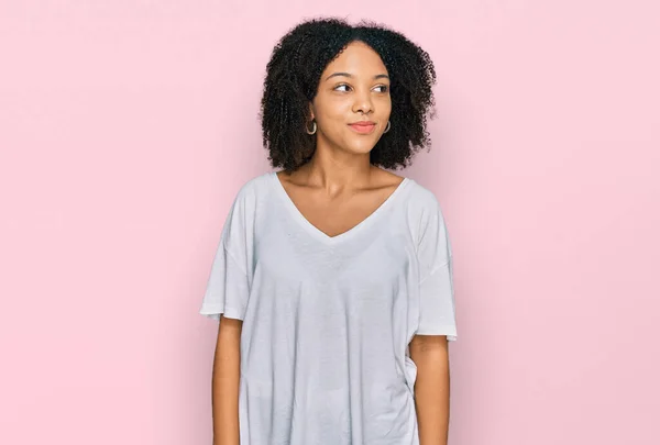 Ung Afrikansk Amerikansk Flicka Klädd Avslappnade Kläder Leende Tittar Sidan — Stockfoto