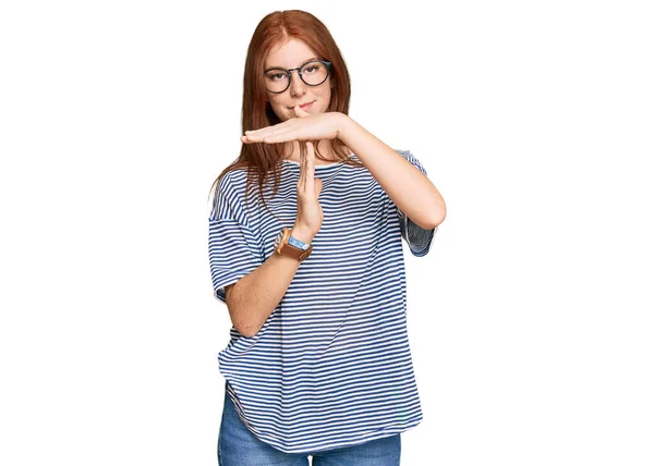 Young Read Head Woman Wearing Casual Clothes Glasses Doing Time — Stock Photo, Image