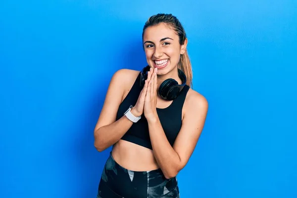 Hermosa Mujer Hispana Vistiendo Ropa Gimnasio Usando Auriculares Orando Con —  Fotos de Stock