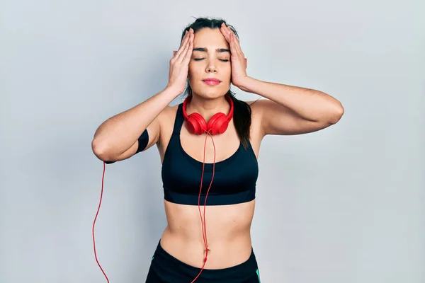 Ung Latinamerikansk Flicka Bär Gym Kläder Och Använda Hörlurar Med — Stockfoto