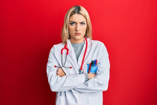 Mujer Caucásica Joven Con Uniforme Médico Estetoscopio Escéptico Nervioso Desaprobando — Foto de Stock