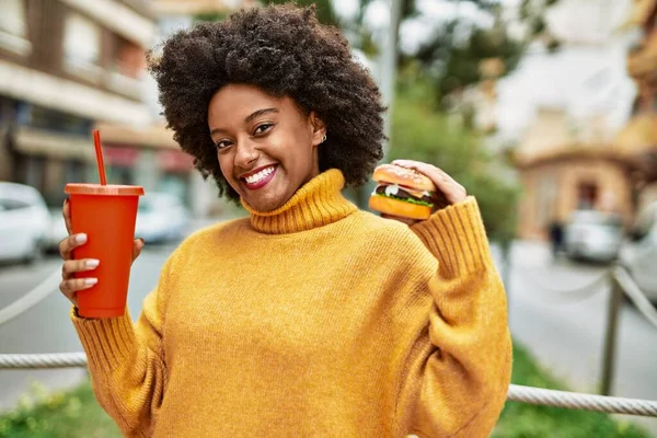 Ung Afrikansk Amerikansk Flicka Äter Klassisk Hamburgare Och Dricka Läsk — Stockfoto