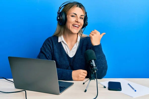 Junge Kaukasische Frau Die Radiostudio Arbeitet Und Mit Geöffnetem Mund — Stockfoto