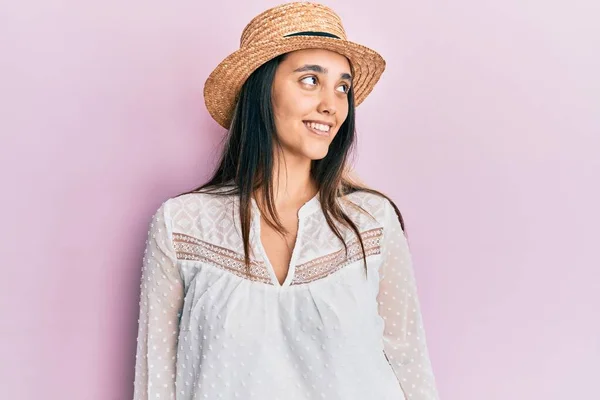 Young Hispanic Woman Wearing Summer Hat Looking Side Relax Profile — Stock Photo, Image