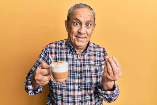 Hombre Mayor Guapo Con Pelo Gris Bebiendo Una Taza Café —  Fotos de Stock