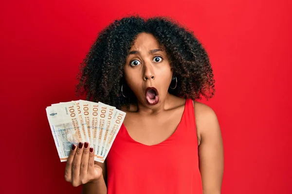 Hermosa Mujer Afroamericana Con Cabello Afro Sosteniendo Billetes 100 Coronas —  Fotos de Stock