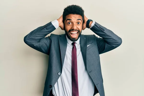 Homem Hispânico Bonito Com Barba Vestindo Terno Negócios Gravata Louco — Fotografia de Stock