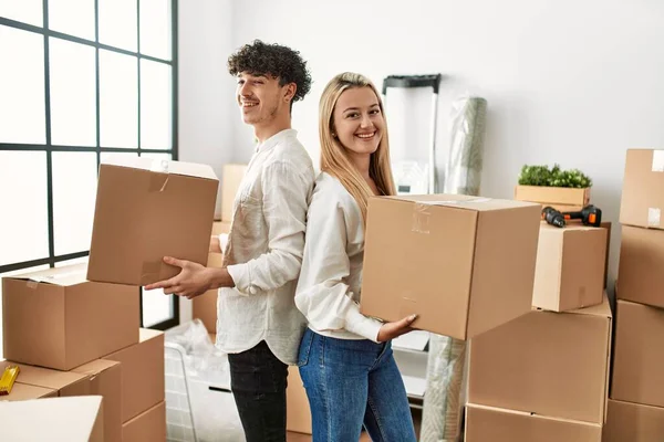 Young Beautiful Couple Smiling Happy Holding Cardboard Box New Home — Stock Photo, Image