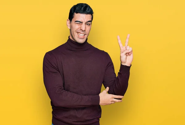 Bonito Homem Hispânico Vestindo Camisola Gola Alta Casual Sorrindo Com — Fotografia de Stock