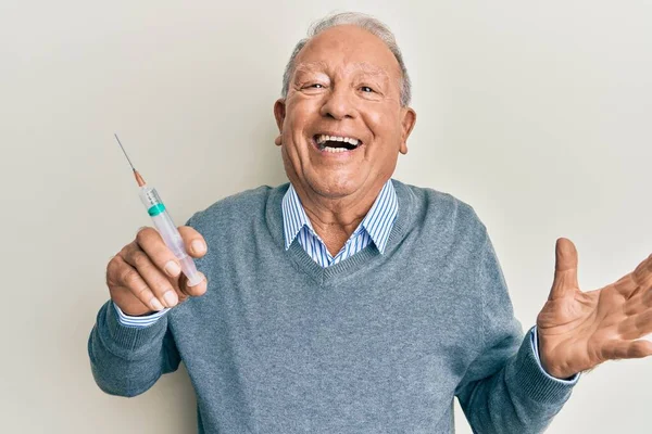 Uomo Anziano Caucasico Che Tiene Siringa Celebrando Vittoria Con Sorriso — Foto Stock